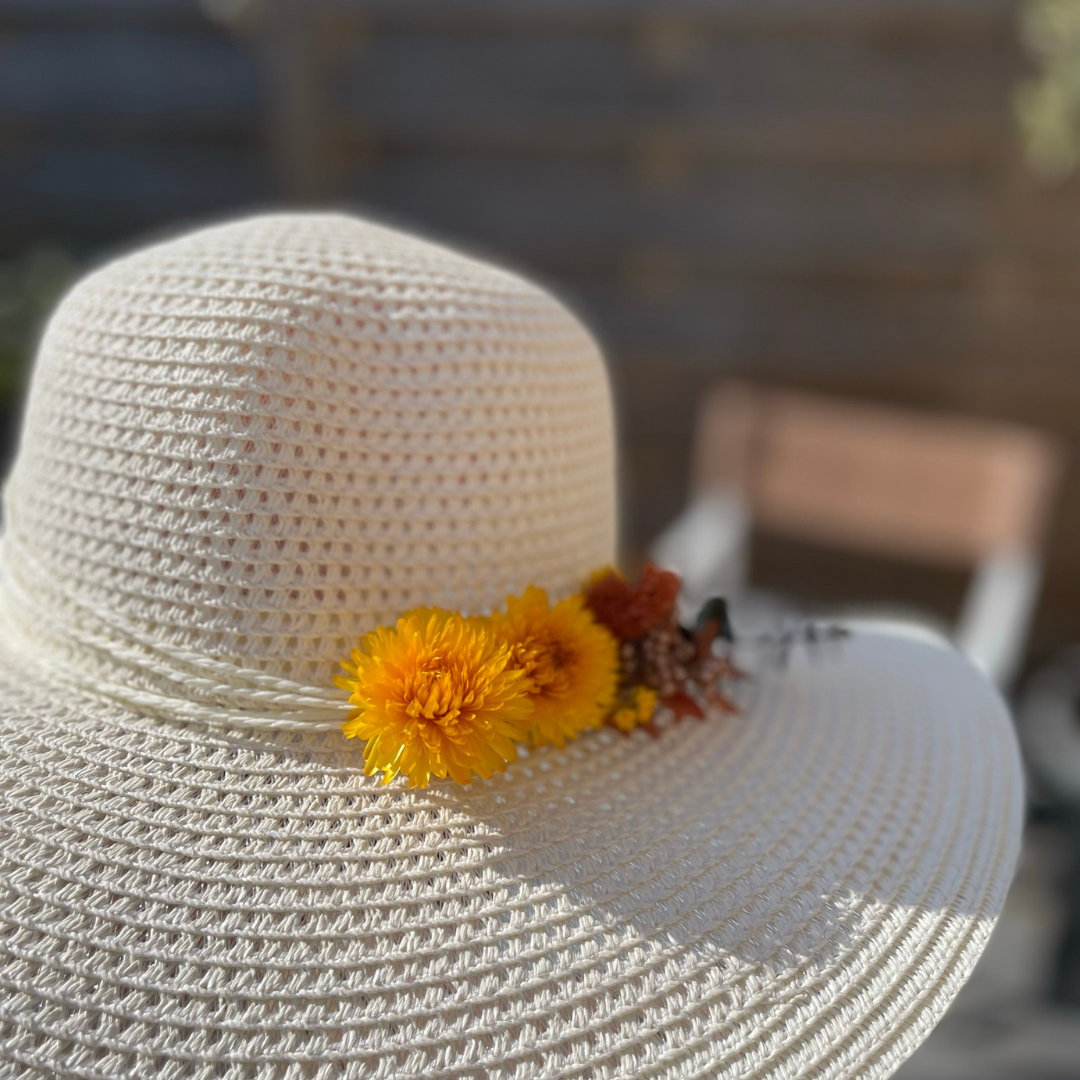 Zonnehoed met droogbloemen